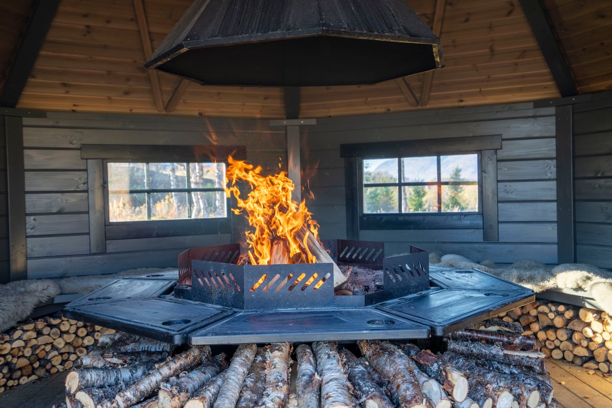 Gapahuk  17 m2 Royal med grill og benker - Buet vegg