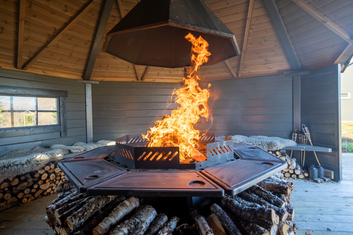 Gapahuk  15 m2 Royal med grill og benker - Buet vegg