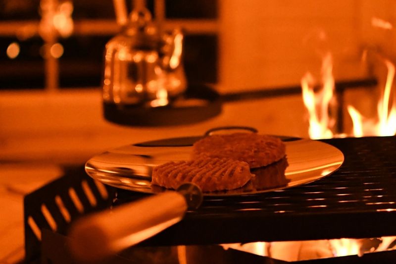 Gapahuk  17 m2 Royal med grill og benker - Buet vegg