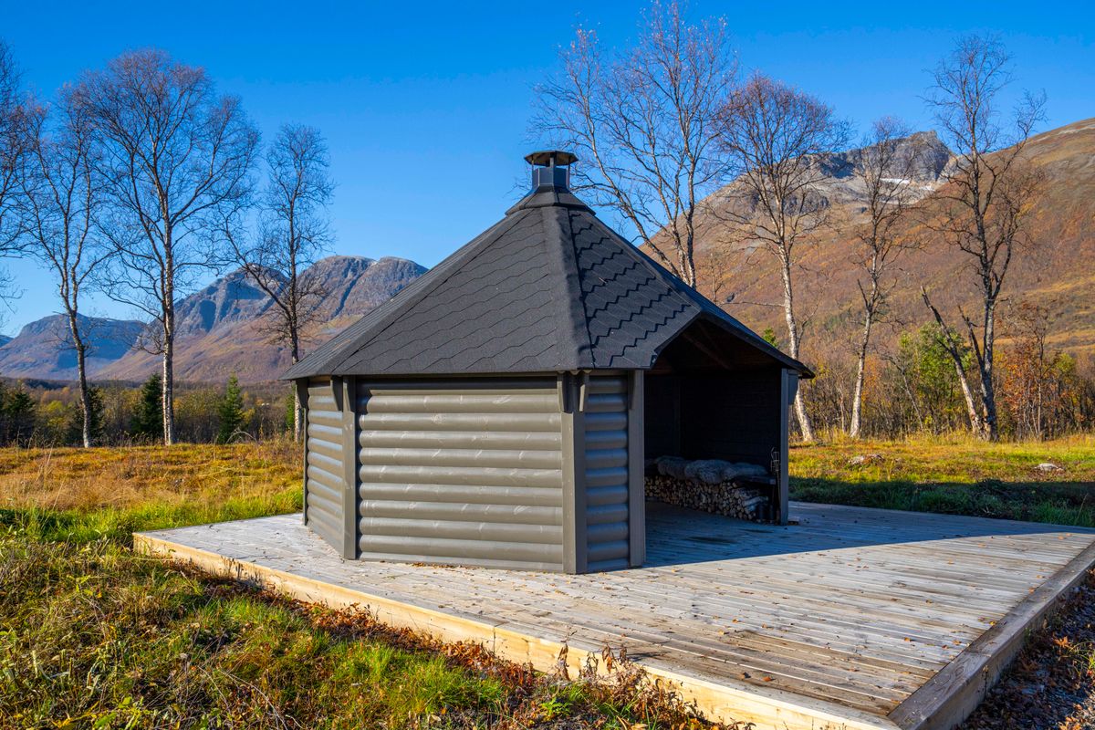 Gapahuk  17 m2 Royal med grill og benker - Rett vegg